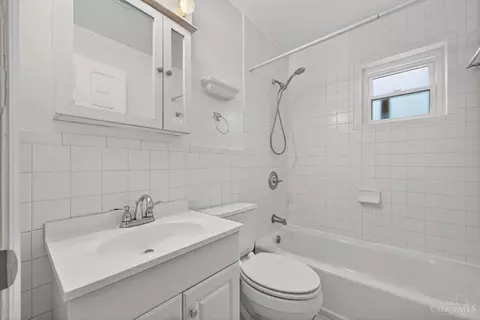 Bath - 464 Glenrose Ln, Cincinnati, OH 45244 photo 1 of 2