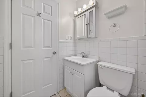 Bath - 464 Glenrose Ln, Cincinnati, OH 45244 photo 2 of 2