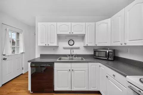 Kitchen - 464 Glenrose Ln, Cincinnati, OH 45244 photo 4 of 5