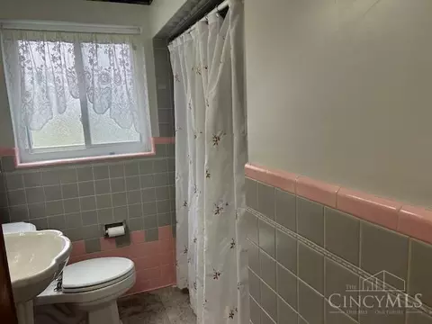 Bath - 1533 Corcoran Pl, North College Hill, OH 45224 photo 1 of 2