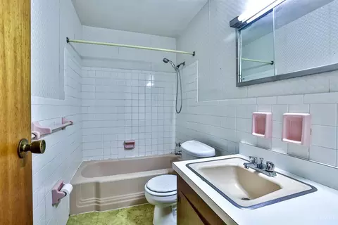 Bath - 1021 Newcastle Dr, Cincinnati, OH 45231 photo 2 of 2