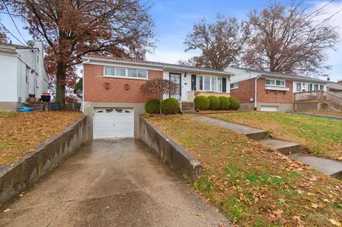 1052 Vacationland Dr, Cincinnati, OH 45231