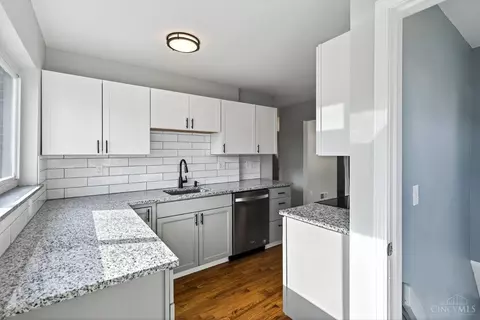Kitchen - 8663 Mockingbird Ln, Cincinnati, OH 45231 photo 4 of 5