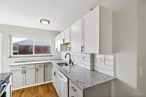 Kitchen - 8663 Mockingbird Ln, Cincinnati, OH 45231 photo 2 of 5