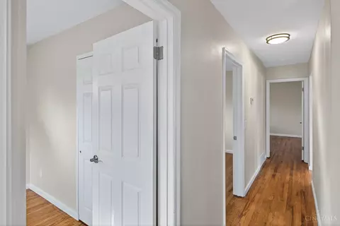 Entry Way - 8663 Mockingbird Ln, Cincinnati, OH 45231 photo 1 of 4