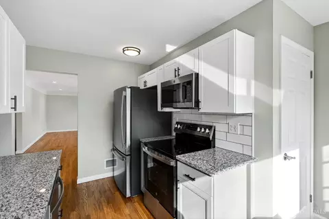 Kitchen - 8663 Mockingbird Ln, Cincinnati, OH 45231 photo 3 of 5