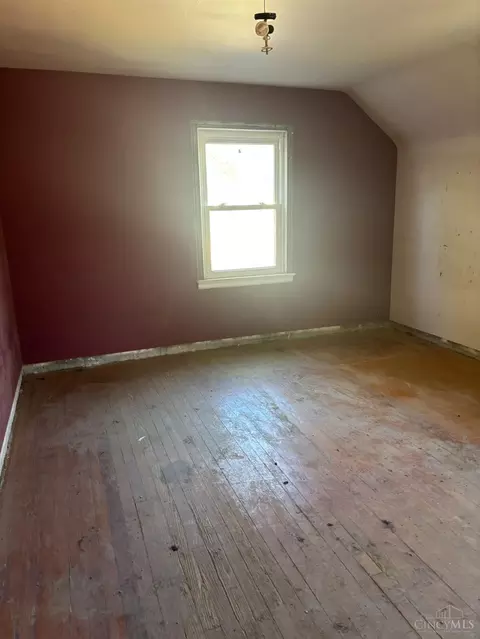 Bedroom - 2327 Losantiville Ave, Golf Manor, OH 45237 photo 2 of 4