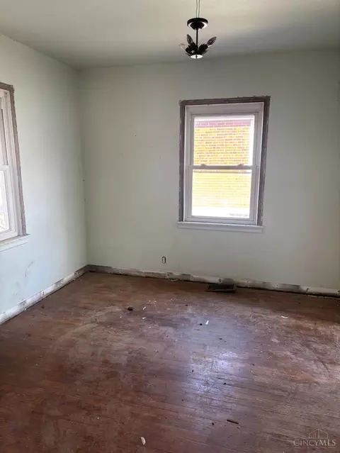Bedroom - 2327 Losantiville Ave, Golf Manor, OH 45237 photo 3 of 4