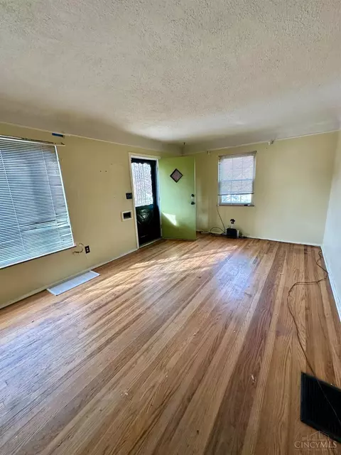 Living - 1122 Alcliff Ln, Cincinnati, OH 45238 photo 2 of 2