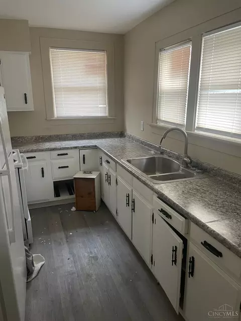 Kitchen - 2040 Queen City Ave, Cincinnati, OH 45214 photo 3 of 3