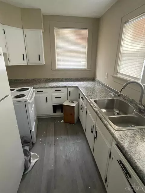 Kitchen - 2040 Queen City Ave, Cincinnati, OH 45214 photo 2 of 3