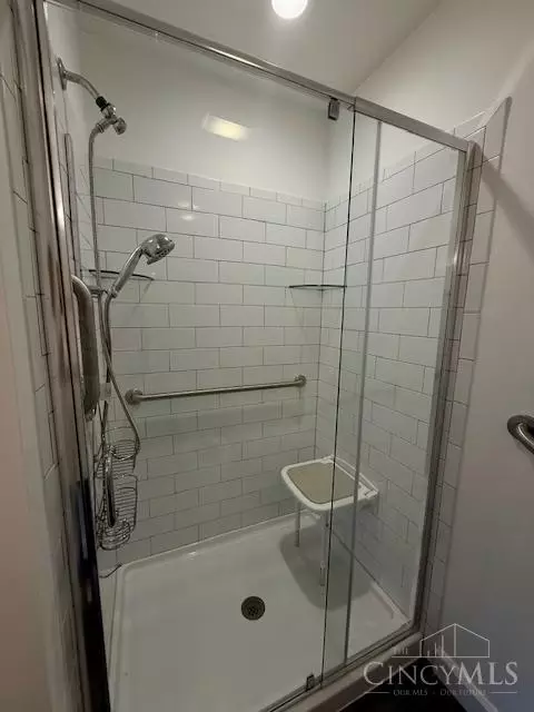 Bath - 611 Covedale Ave, Cincinnati, OH 45238 photo 1 of 6