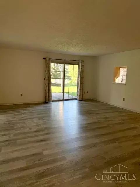 Living - 611 Covedale Ave, Cincinnati, OH 45238 photo 2 of 3