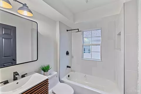 Bath - 1627 Jonathan Ave, Cincinnati, OH 45207 photo 4 of 4