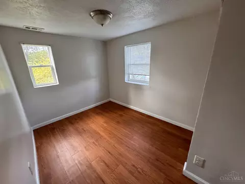 Bedroom - 2048 Fourth Ave, Cincinnati, OH 45224 photo 2 of 9