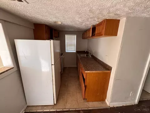Kitchen - 2048 Fourth Ave, Cincinnati, OH 45224 photo 4 of 5