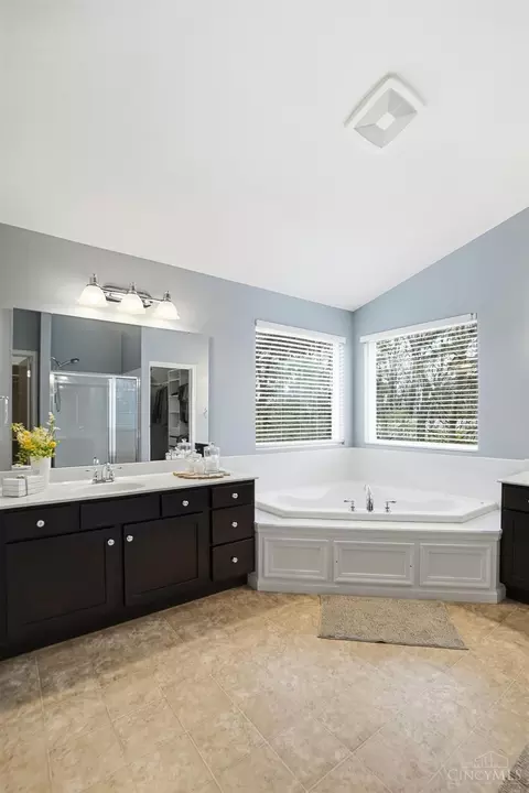 Bath - 505 Conrad Dr, Cincinnati, OH 45231 photo 4 of 9
