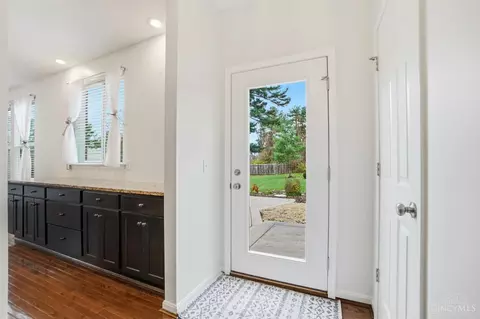 Entry Way - 505 Conrad Dr, Cincinnati, OH 45231 photo 3 of 7