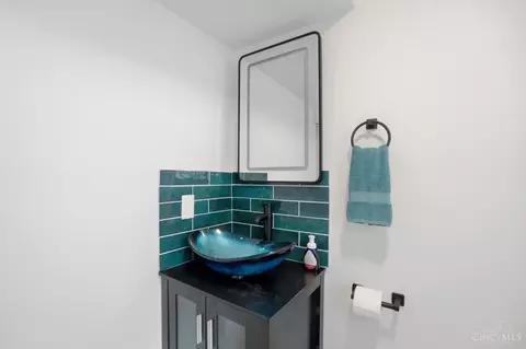 Bath - 505 Conrad Dr, Cincinnati, OH 45231 photo 7 of 9