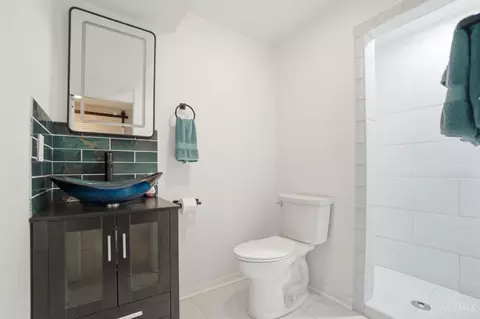 Bath - 505 Conrad Dr, Cincinnati, OH 45231 photo 8 of 9