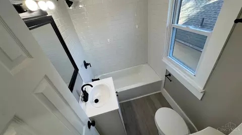 Bath - 6949 Cambridge Ave, Mariemont, OH 45227 photo 5 of 6