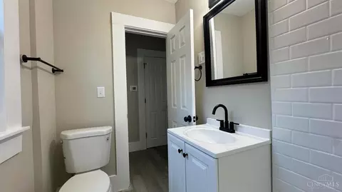 Bath - 6949 Cambridge Ave, Mariemont, OH 45227 photo 3 of 6