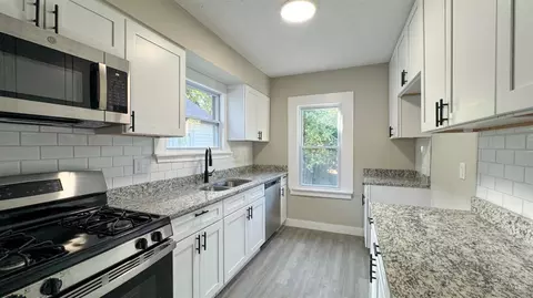 Entry Way - 6949 Cambridge Ave, Mariemont, OH 45227 photo 3 of 3