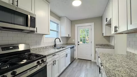 Entry Way - 6949 Cambridge Ave, Mariemont, OH 45227 photo 1 of 3