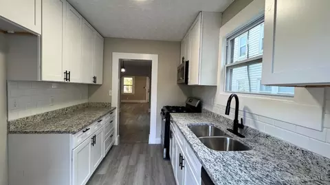 Entry Way - 6949 Cambridge Ave, Mariemont, OH 45227 photo 2 of 3