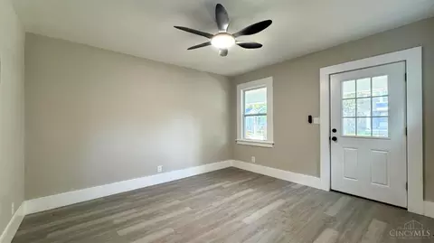 Living - 6949 Cambridge Ave, Mariemont, OH 45227 photo 2 of 10