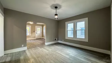 Living - 6949 Cambridge Ave, Mariemont, OH 45227 photo 9 of 10