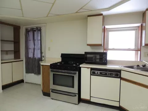 Kitchen - 17 Maple St, Reading, OH 45215 photo 6 of 7