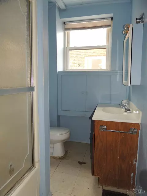 Bath - 17 Maple St, Reading, OH 45215 photo 2 of 3