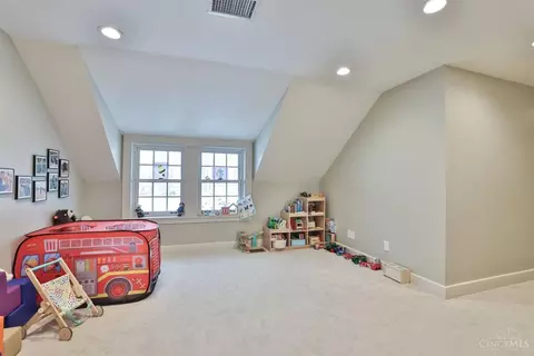 Bedroom - 9675 Cunningham Rd, Cincinnati, OH 45243 photo 10 of 12