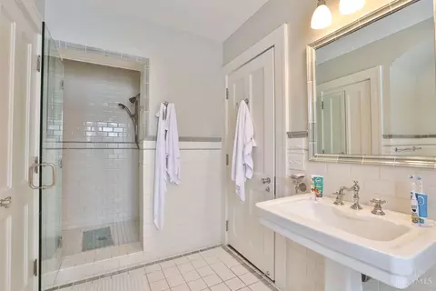 Bath - 9675 Cunningham Rd, Cincinnati, OH 45243 photo 7 of 9