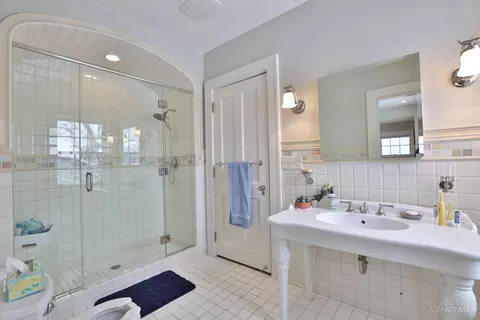 Bath - 9675 Cunningham Rd, Cincinnati, OH 45243 photo 6 of 9