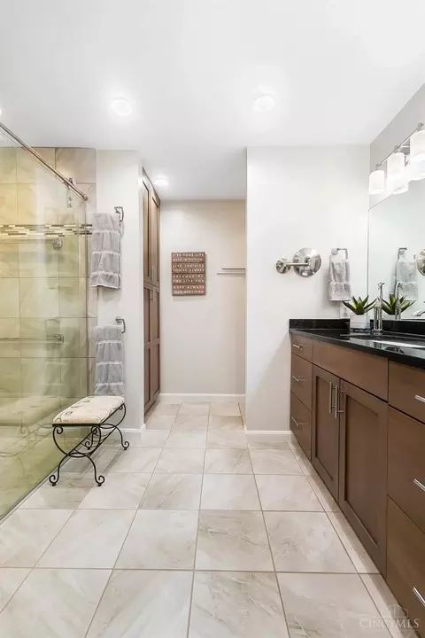 Bath - 7922 Bar Harbor Dr, Cincinnati, OH 45255 photo 3 of 7