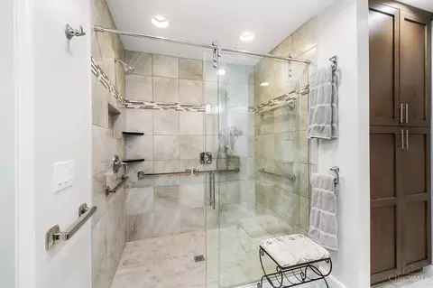 Bath - 7922 Bar Harbor Dr, Cincinnati, OH 45255 photo 5 of 7