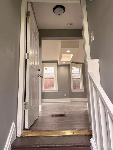 Entry Way - 1015 Purcell Ave, Cincinnati, OH 45205 photo 5 of 6