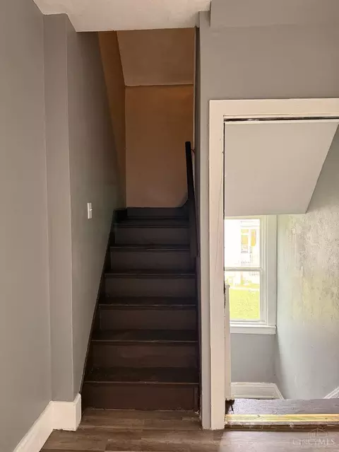 Entry Way - 1015 Purcell Ave, Cincinnati, OH 45205 photo 4 of 6