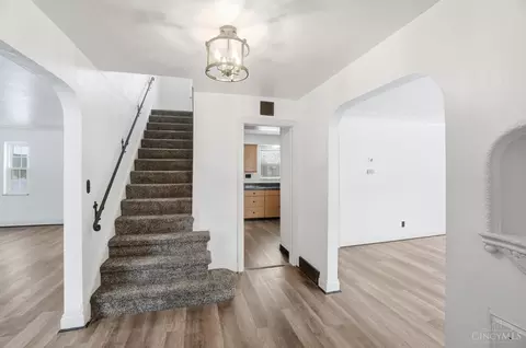 Entry Way - 1110 Cheyenne Dr, Cincinnati, OH 45216 photo 2 of 4