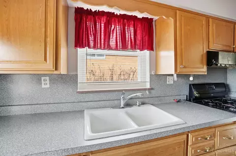 Kitchen - 113 Waxwing Dr, Reading, OH 45236 photo 3 of 5