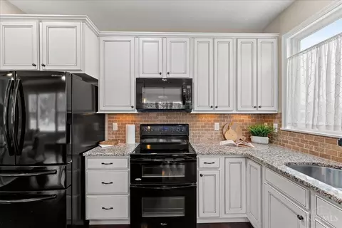 Kitchen - 7143 Birkdale Dr, Hamilton Township, OH 45039 photo 2 of 3