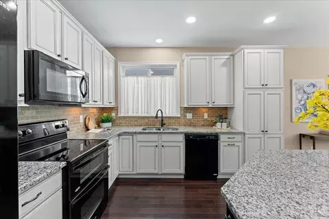 Kitchen - 7143 Birkdale Dr, Hamilton Township, OH 45039 photo 3 of 3