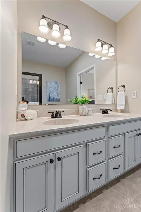 Bath - 7143 Birkdale Dr, Hamilton Township, OH 45039 photo 2 of 3