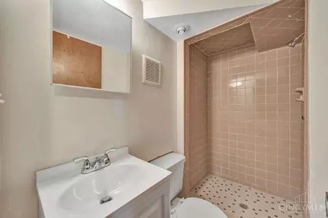 Bath - 543 Virgil Rd, Cincinnati, OH 45238 photo 2 of 2