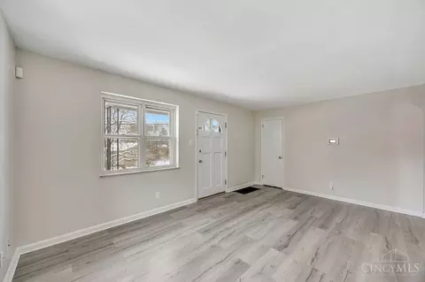 Living - 543 Virgil Rd, Cincinnati, OH 45238 photo 2 of 5