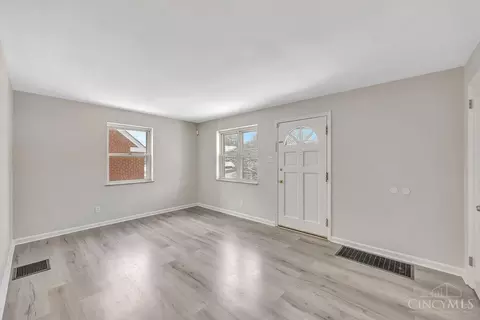 Living - 543 Virgil Rd, Cincinnati, OH 45238 photo 3 of 5