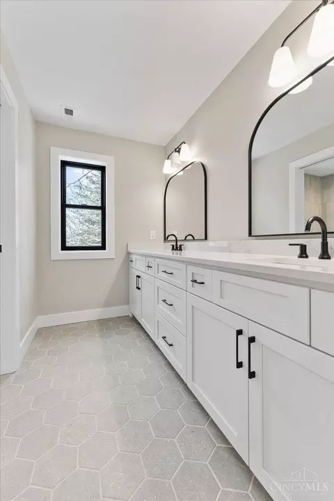 Bath - 3490 Cooper Rd, Blue Ash, OH 45241 photo 7 of 8