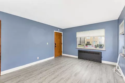 Living - 1114 Egan Ct, Cincinnati, OH 45229 photo 9 of 10